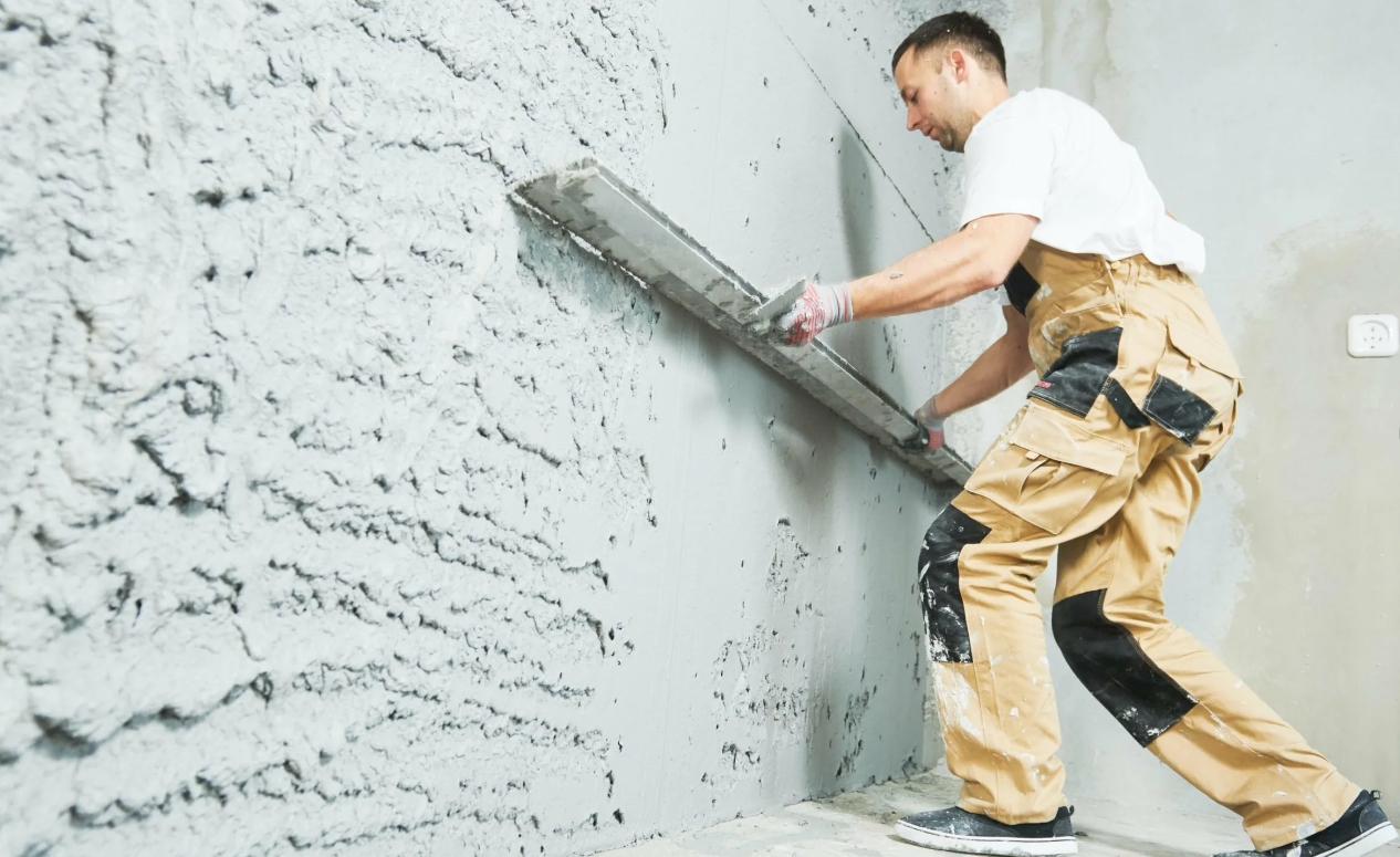 Подрезка штукатурки по маякам